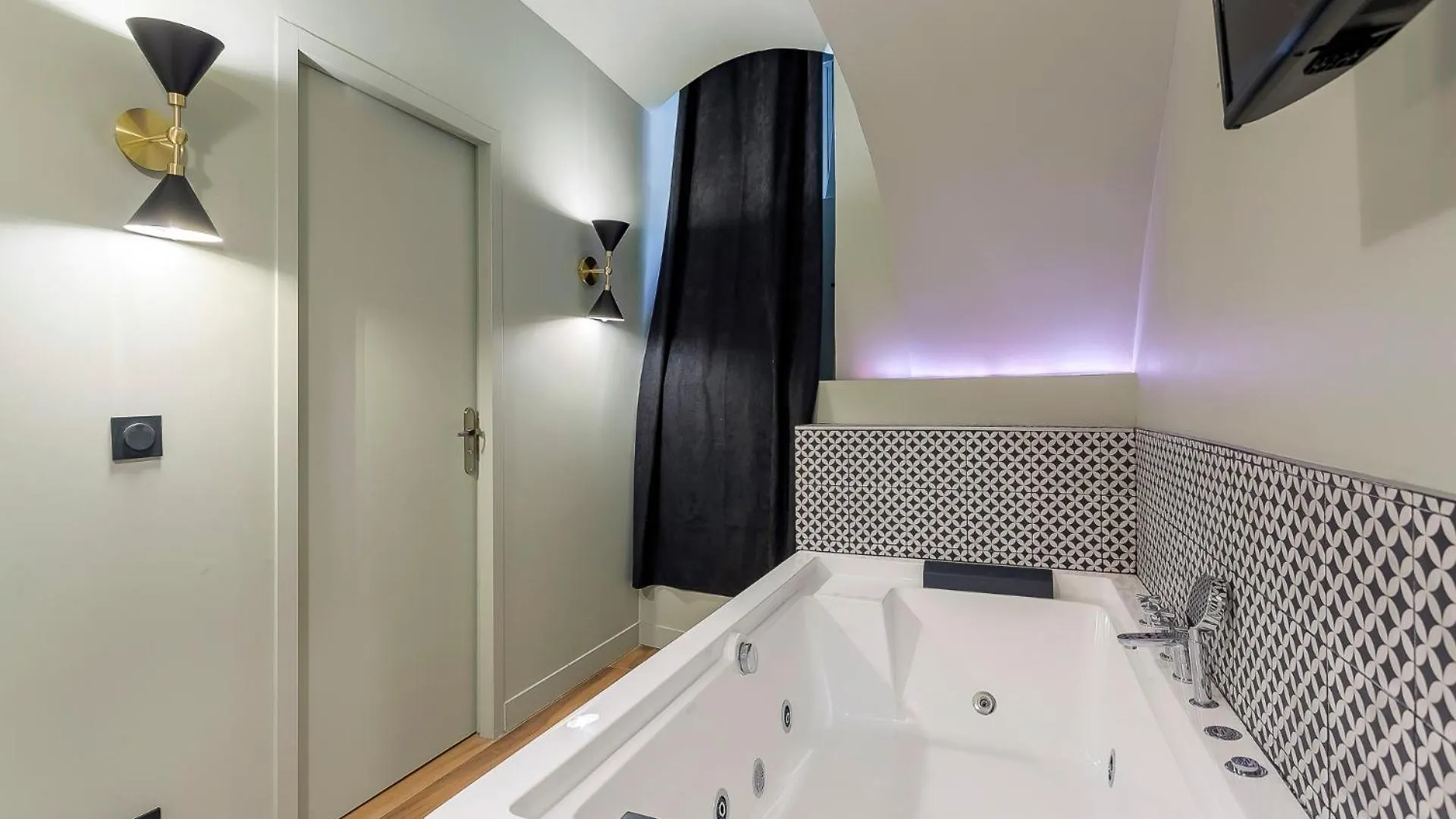 Suite Romantique Balneo Centre Lyon Love hotel