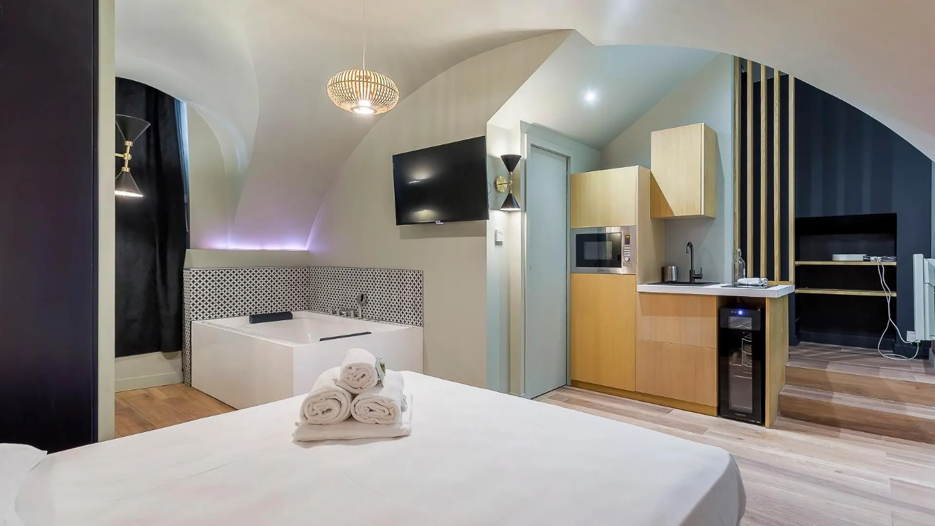 Suite Romantique Balneo Centre Lyon contacts